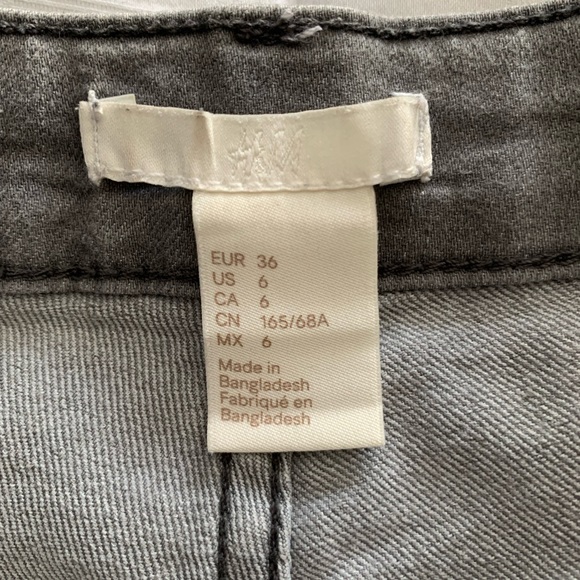 H&M Gray Denim Mini Shorts. Size 6. - Picture 3 of 3